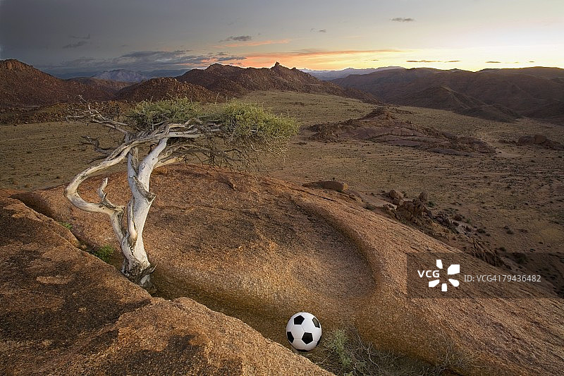 高角度拍摄:花岗岩岩石上的足球和刺灌树,位于南非北开普省里赫特斯维尔德国家公园的贫瘠平原之上图片素材
