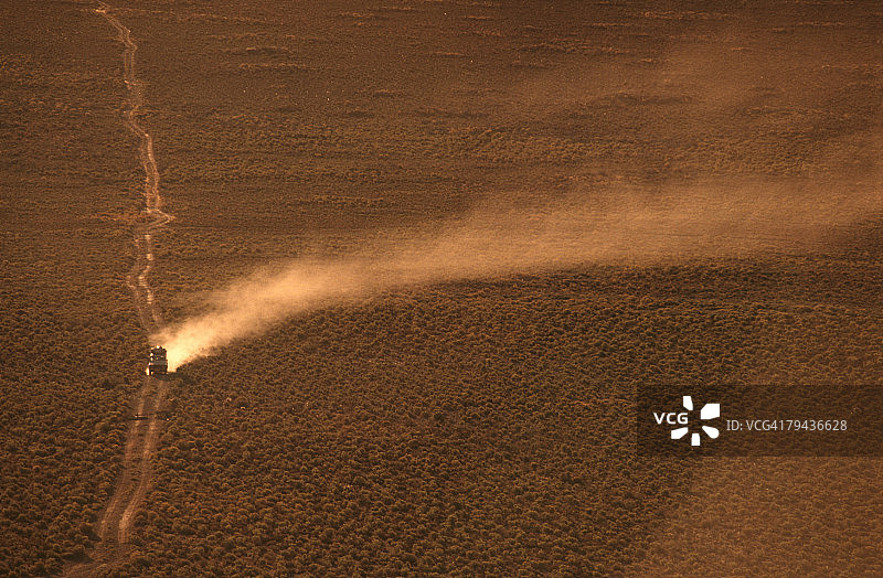 南非西开普省卡鲁，尘土飞扬的土路上的路虎鸟瞰图图片素材