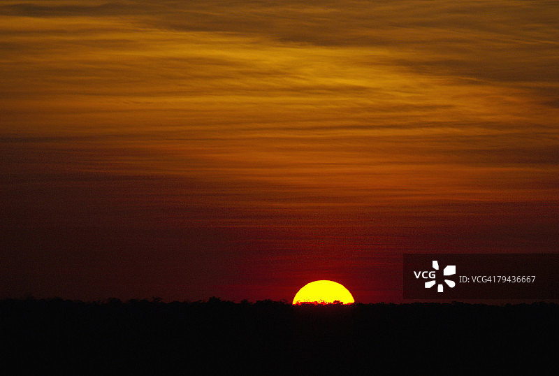 马苏马潘非洲壮丽的日落，位于津巴布韦马塔贝莱兰北省的万基国家公园图片素材