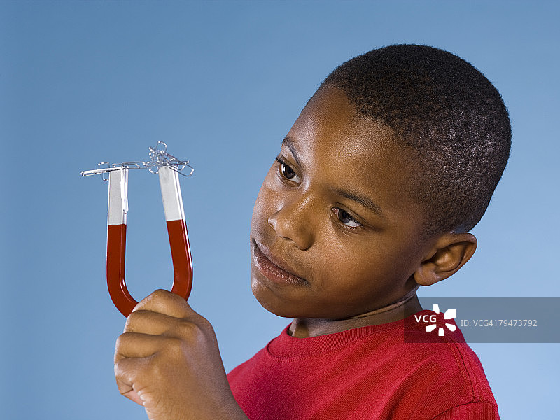 儿童手持磁铁图片素材