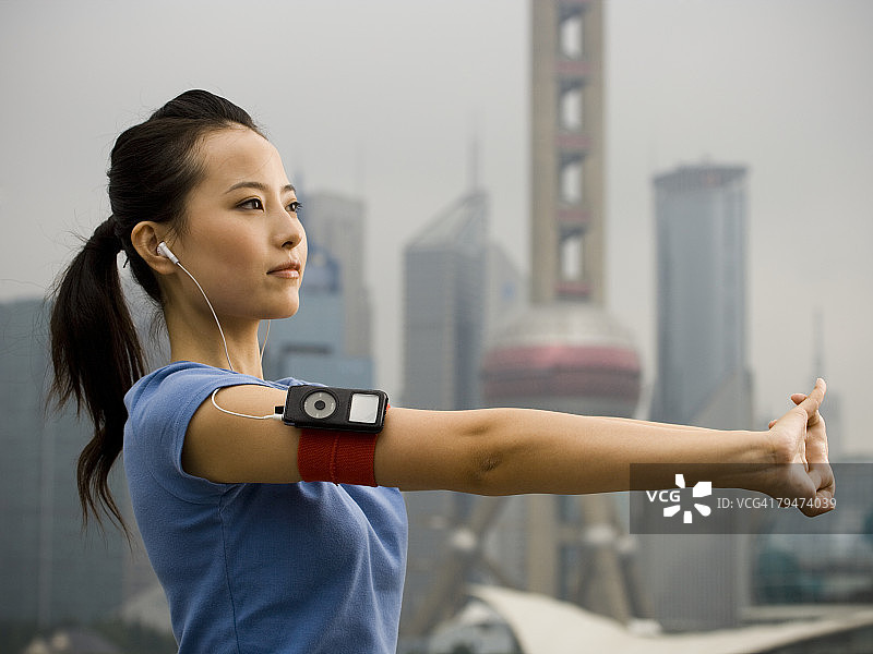 女人锻炼时听MP3播放器图片素材