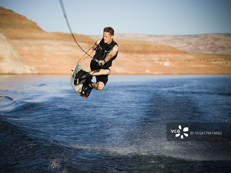男人在滑水图片素材