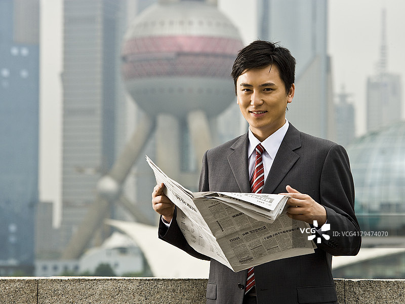 男人读报纸图片素材