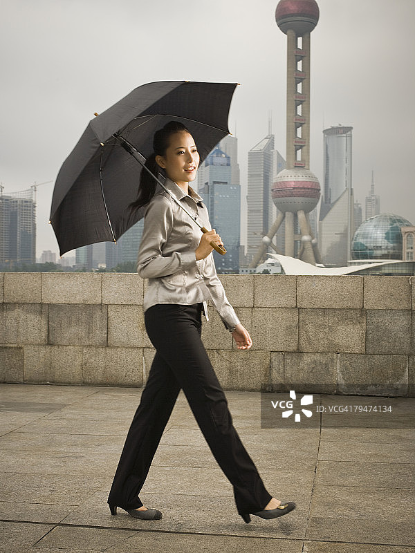 年轻女人在雨伞下图片素材