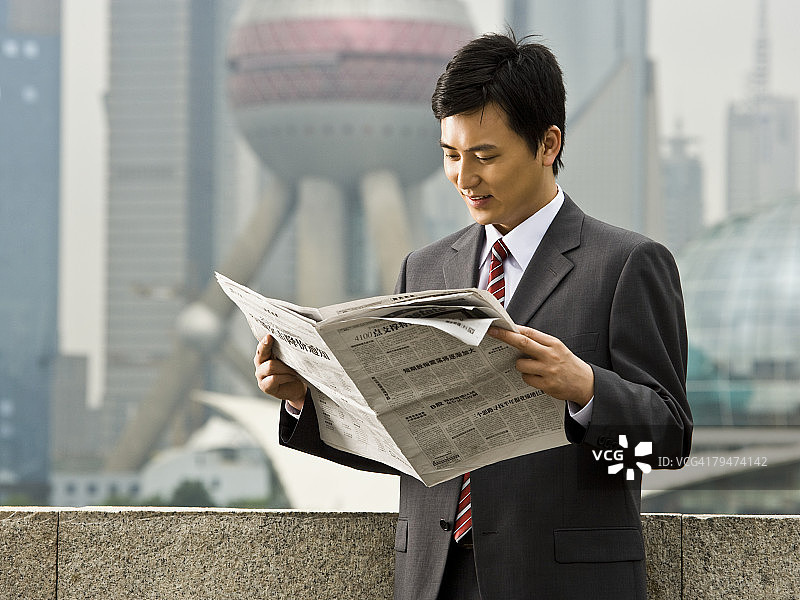 男人读报纸图片素材