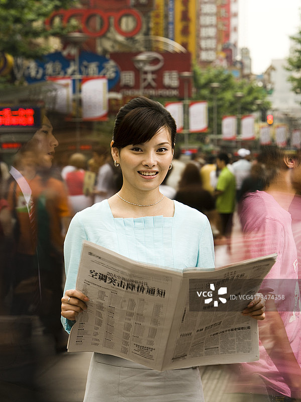 女人阅读报纸图片素材