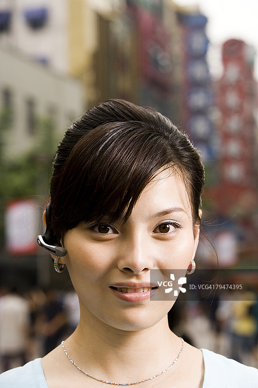 戴着手机耳机的女人图片素材