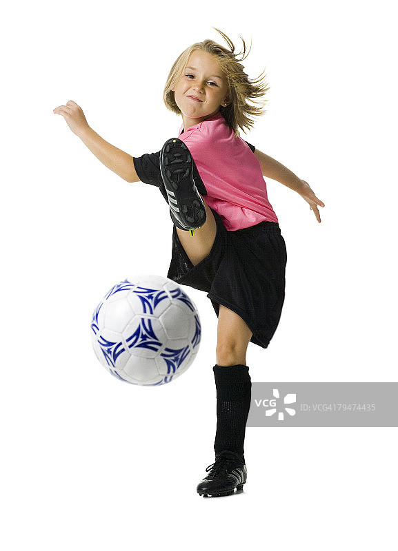 身穿足球服的年轻女孩抱着足球图片素材