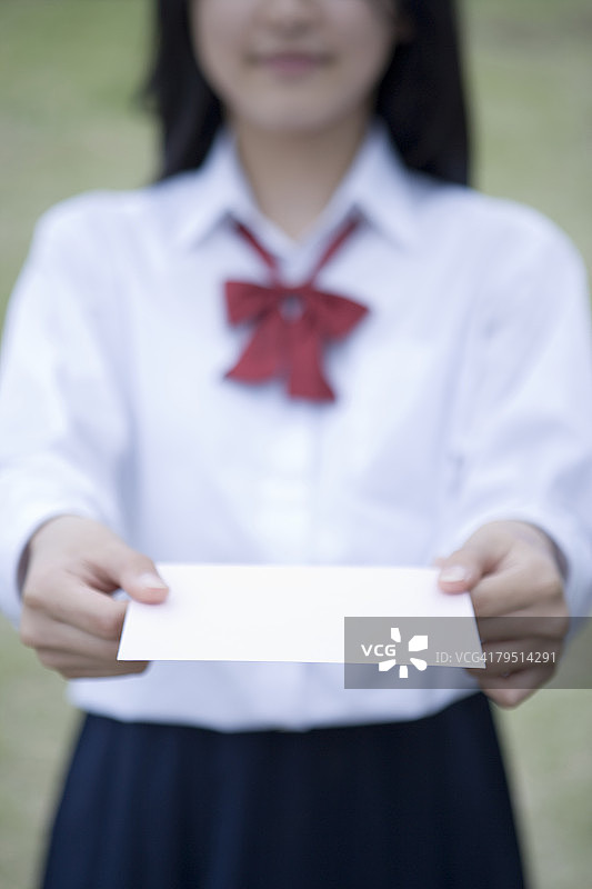 高中女生拿着信图片素材