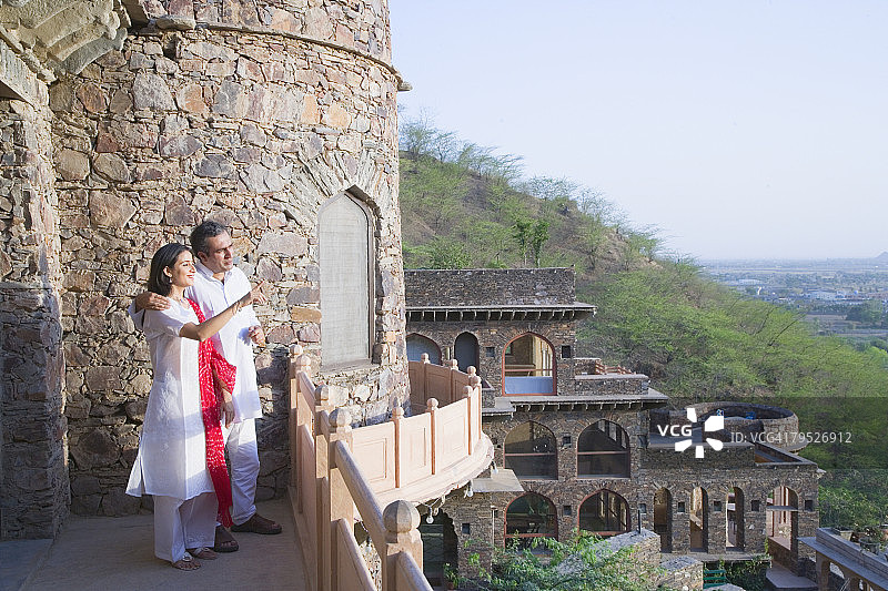 中年夫妇站在印度拉贾斯坦邦阿尔瓦尔内姆拉纳堡宫的阳台上图片素材