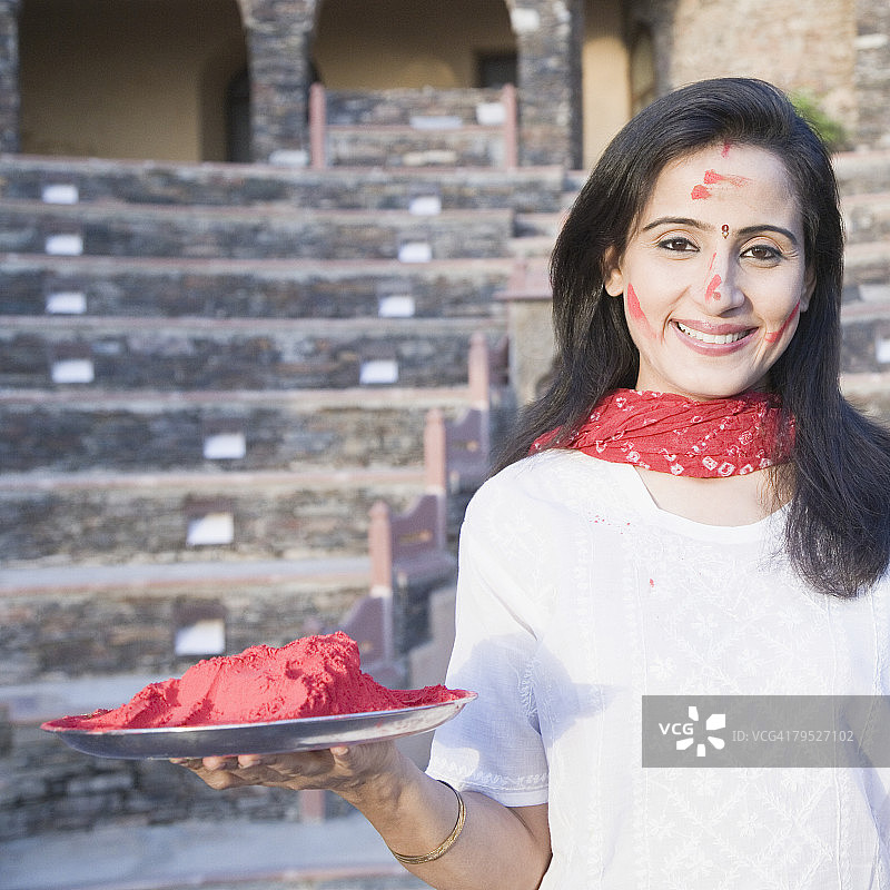 手持颜料盘的女性肖像，印度拉贾斯坦邦阿尔瓦尔内姆拉纳堡宫图片素材