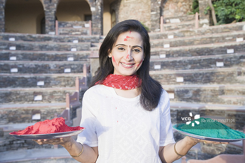 中年妇女拿着彩色颜料盘子的肖像，尼姆拉纳堡宫，印度拉贾斯坦邦阿尔瓦尔图片素材