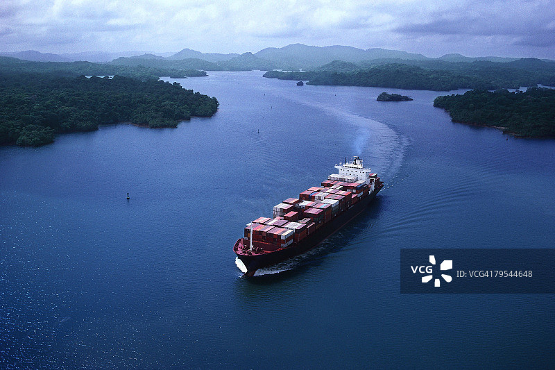 巴拿马运河上的货船图片素材