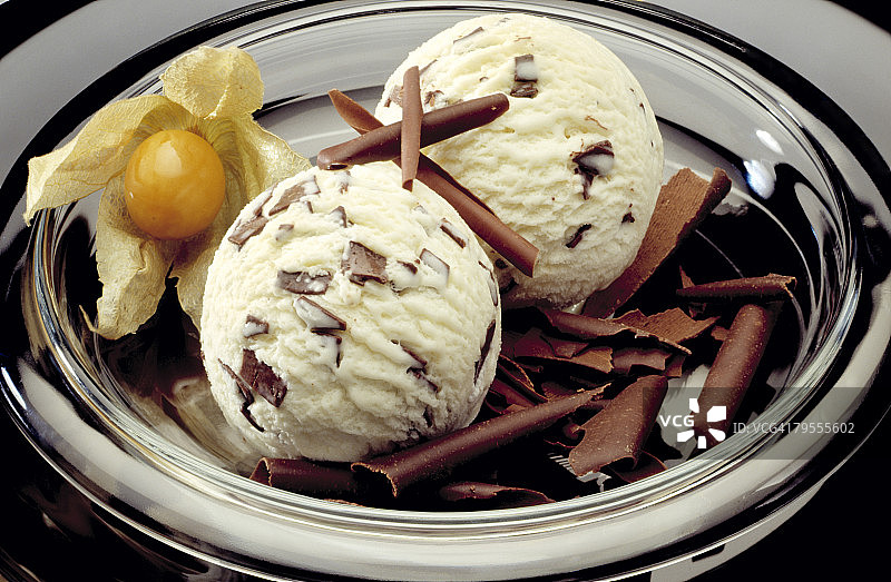 冰淇淋和灯笼果图片素材