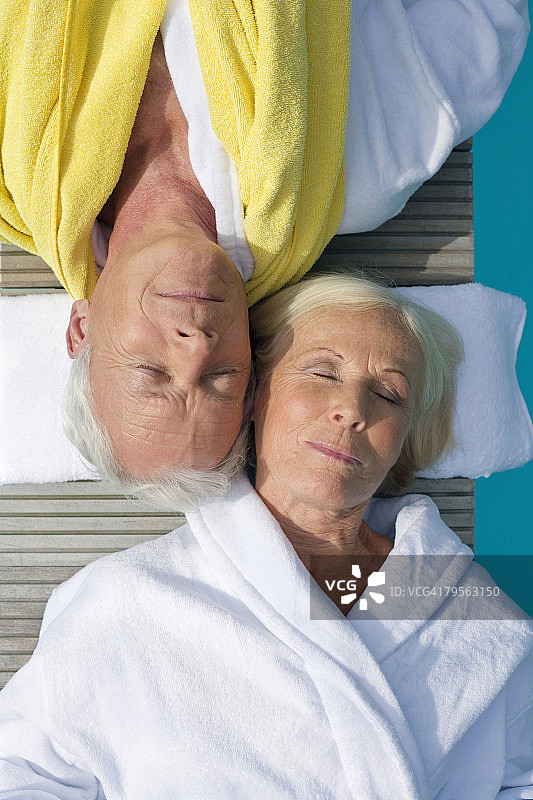 德国：年长的夫妇在码头上放松图片素材