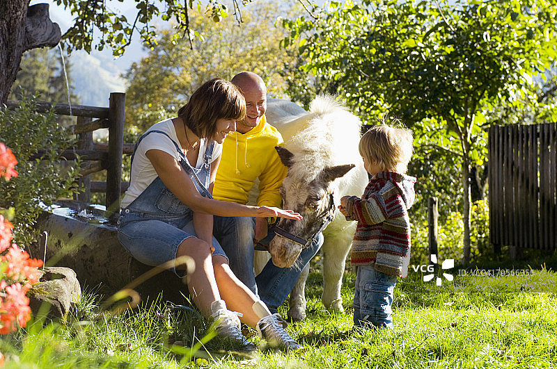 父母和孩子在花园里玩耍图片素材