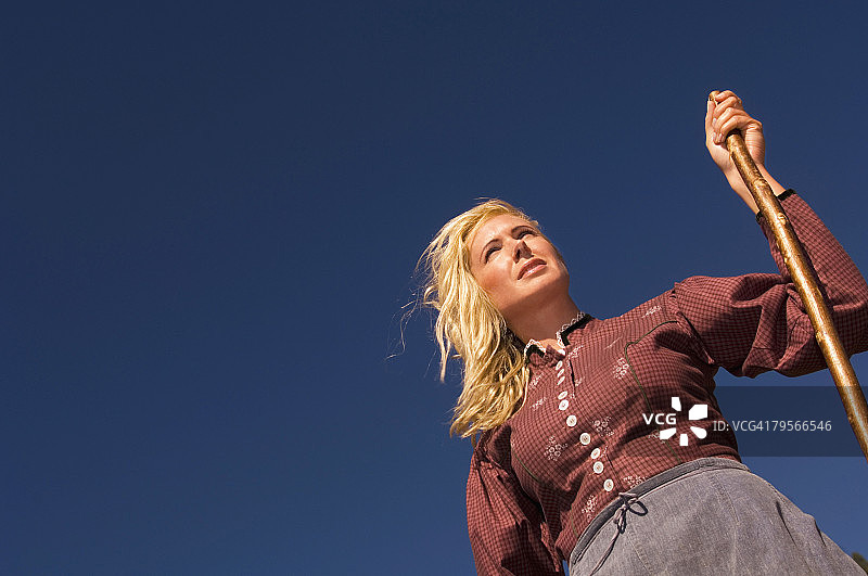 手持牧羊杖的挤奶女工图片素材