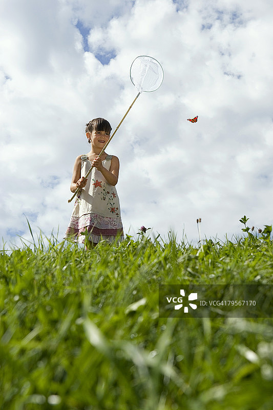 拿着渔网的女孩（7-9岁）图片素材