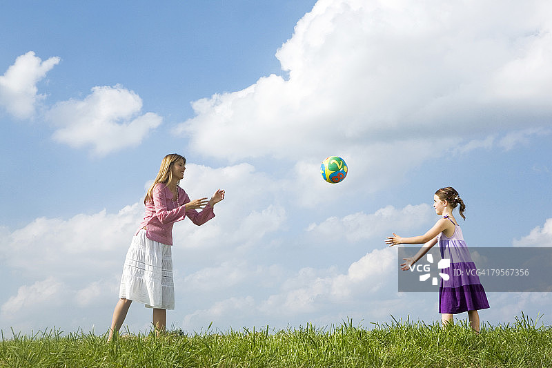 母女玩球图片素材