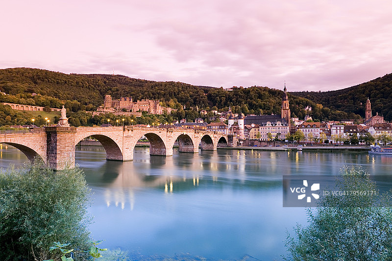德国海德堡：带有旧桥和城堡的城市景观图片素材