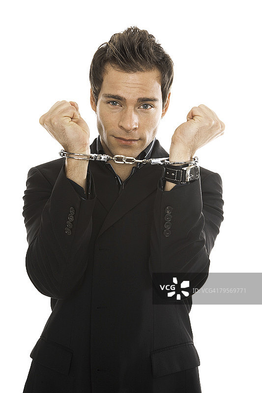 戴着手铐的年轻男人特写镜头图片素材