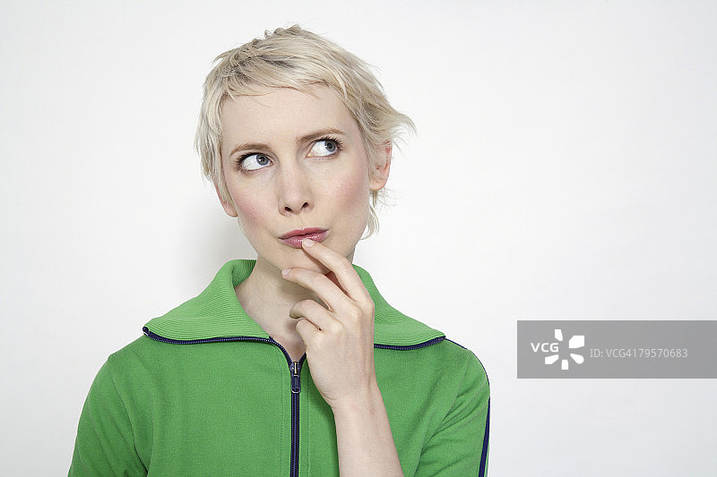 手托下巴的年轻女人 портрет图片素材