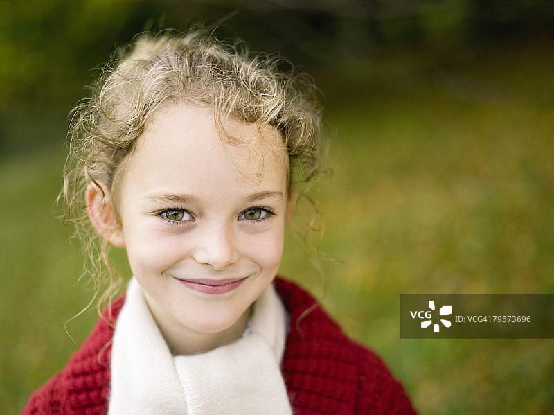 德国巴登-符腾堡州士瓦本山脉：女孩（8-9岁）肖像图片素材