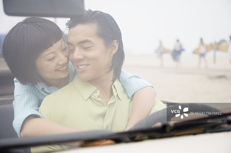 在敞篷车里拥抱的亚洲夫妇图片素材