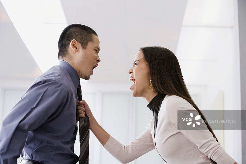 不同种族的商人在互相喊叫图片素材