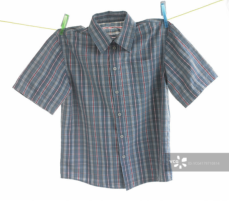 晾衣绳上挂着的复选衬衫图片素材