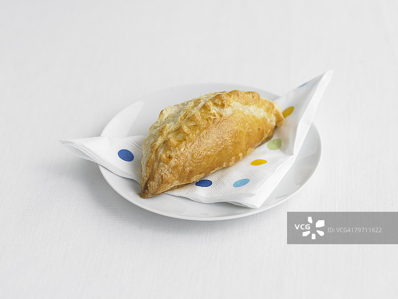 盘中餐巾上的奶酪洋葱馅饼，工作室拍摄图片素材