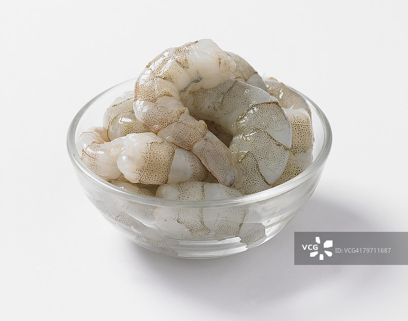玻璃盘中的生虎虾特写图片素材