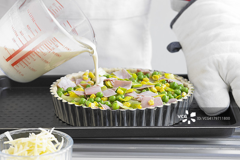 特写：在蔬菜馅饼中加入馅料图片素材