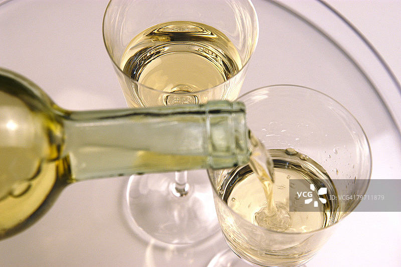 倾倒葡萄酒入酒杯，特写镜头图片素材