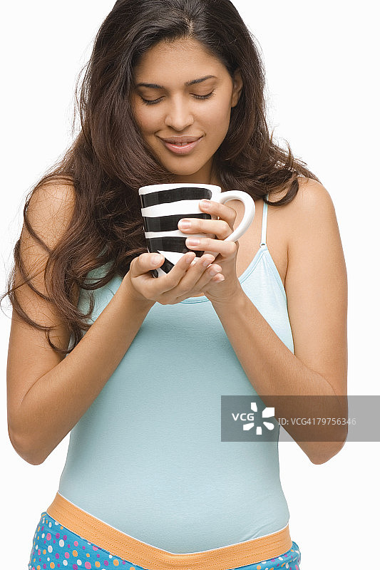 年轻女人拿着咖啡微笑特写图片素材