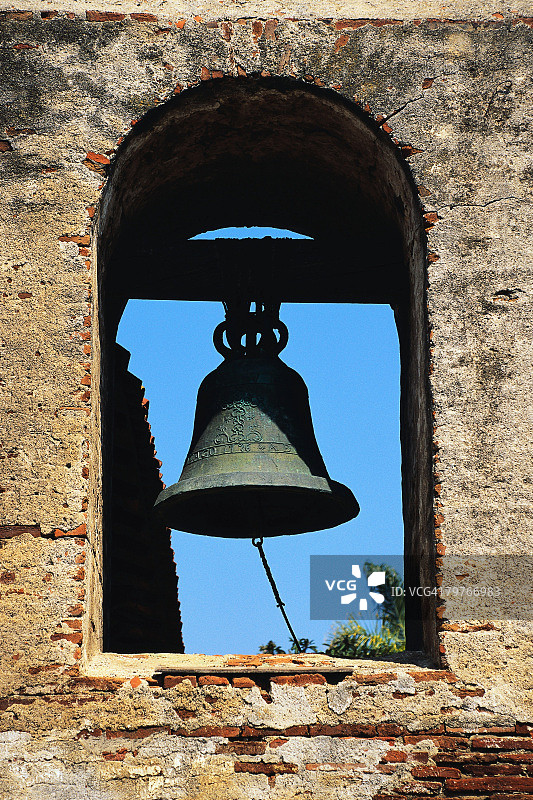 拱形开口悬挂的钟图片素材