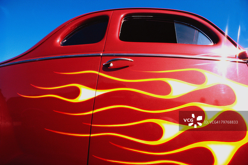 经典汽车上的火焰喷绘图片素材