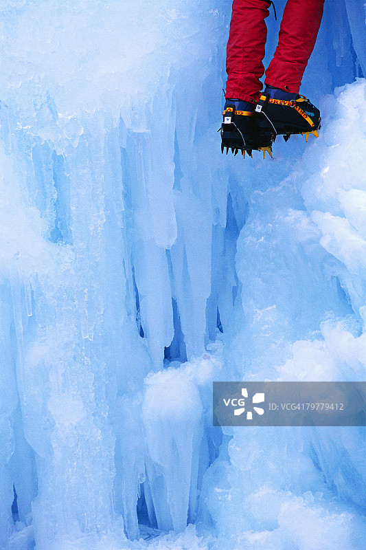 攀冰者的锋利靴子图片素材