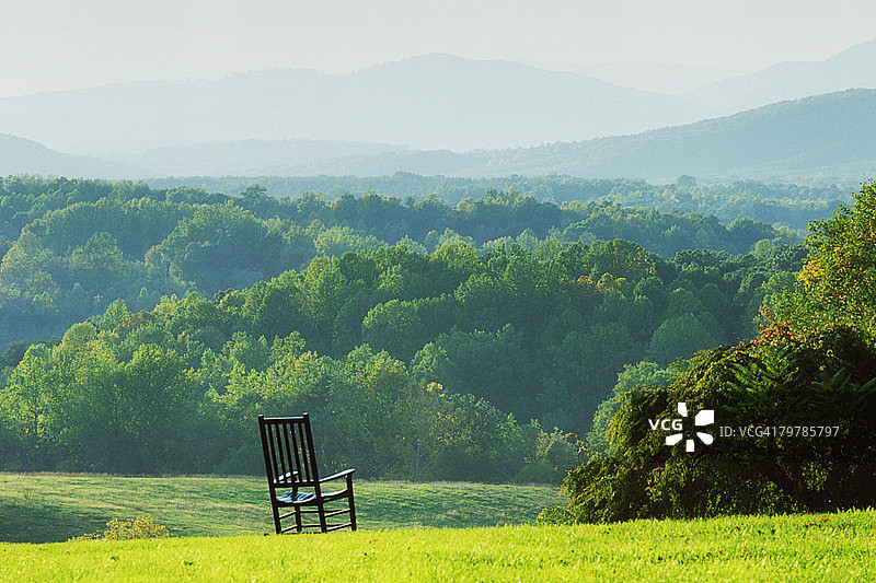 可俯瞰群山的扶手椅图片素材