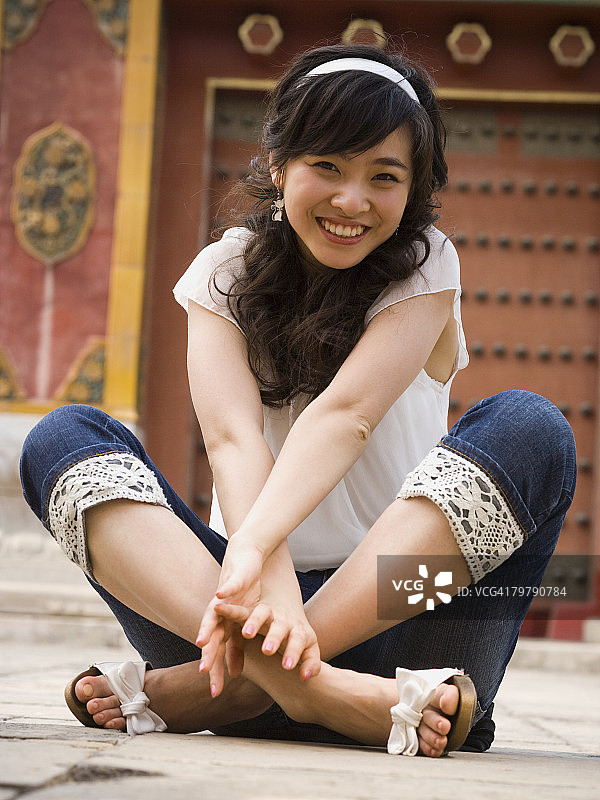 坐在户外微笑的少女图片素材