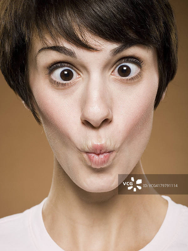 女人翻着白眼撅着嘴做鬼脸图片素材