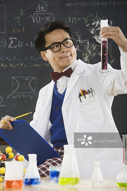 科学课上的亚洲男老师图片素材