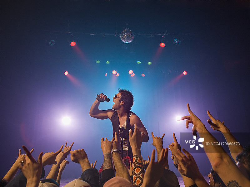 在观众面前表演的摇滚男歌手图片素材