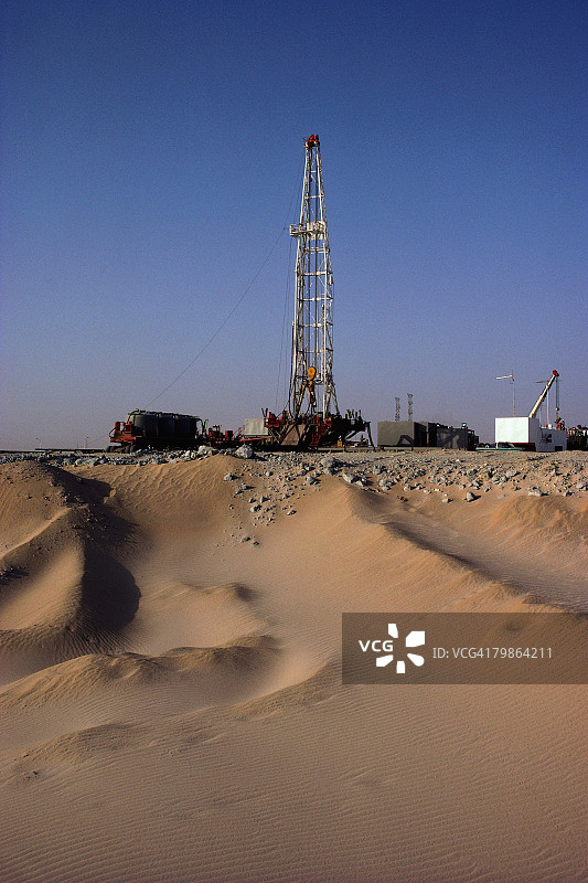 钻井设备和沙丘图片素材