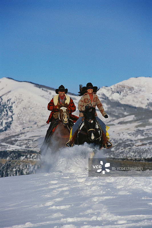 情侣骑马图片素材