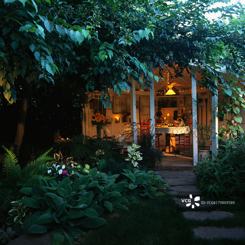 阴凉花园旁的露台图片素材