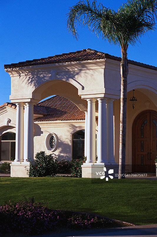 门廊旁的棕榈树图片素材