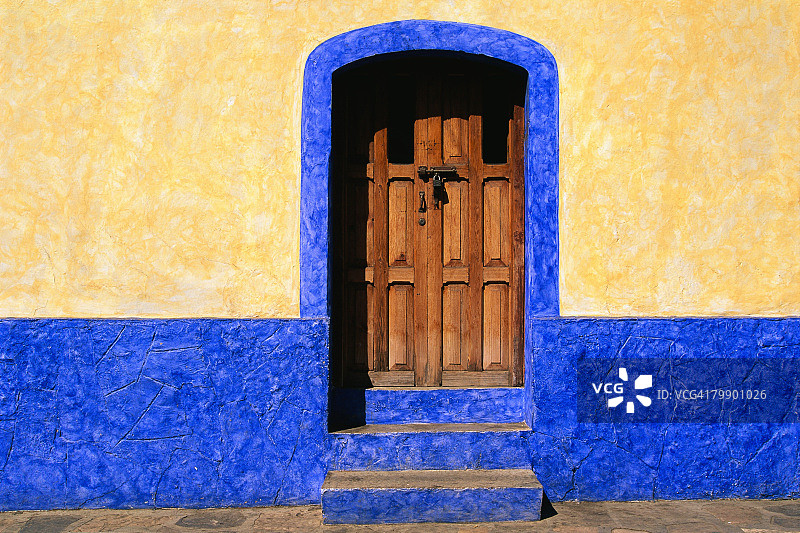 黄蓝色房子里的门图片素材