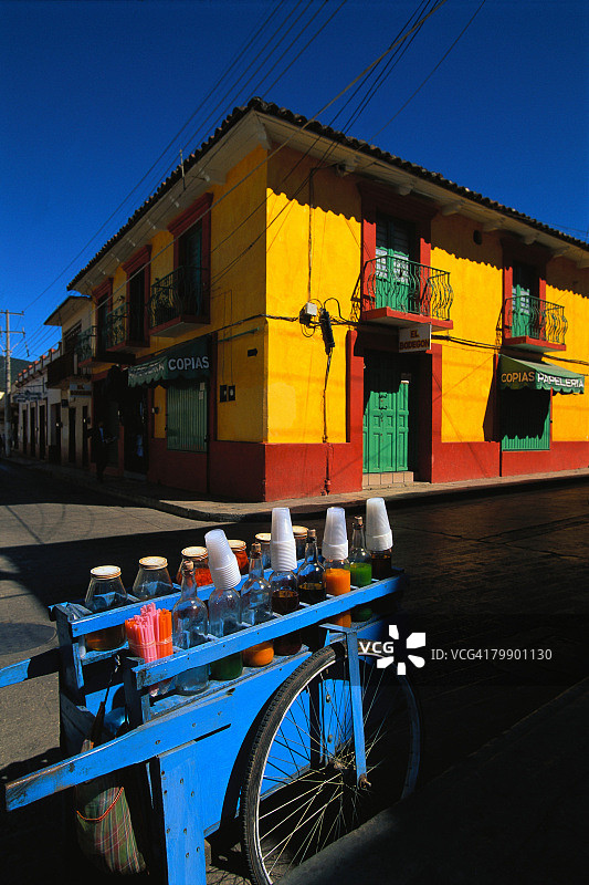 十字路口的饮品手推车图片素材