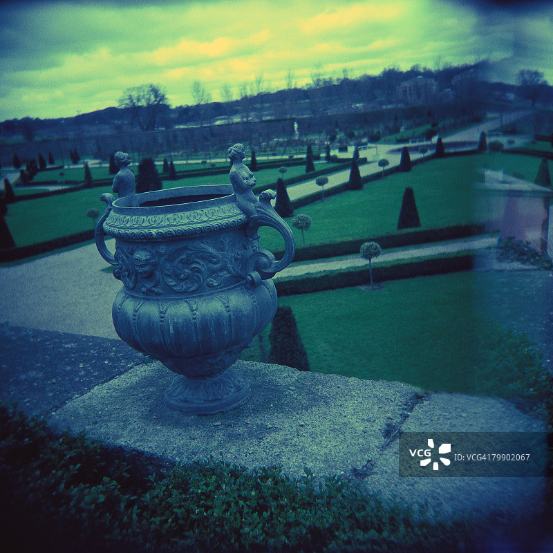 装饰花园中的骨灰盒图片素材